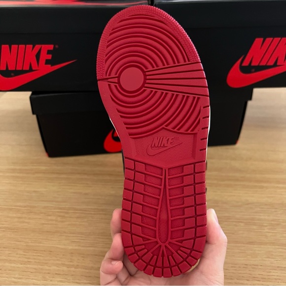 Jordan 1 Retro High Satin Black Toe - Picture 5 of 5